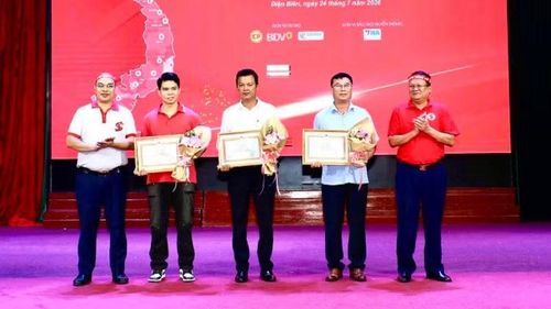 Ban tổ chức Hành trình đỏ Việt Nam và lãnh đạo Hội Chữ thập đỏ tỉnh Điện Biên trao Bằng khen tặng các cá nhân, gia đình hiến máu tiêu biểu trên địa bàn tỉnh Điện Biên.