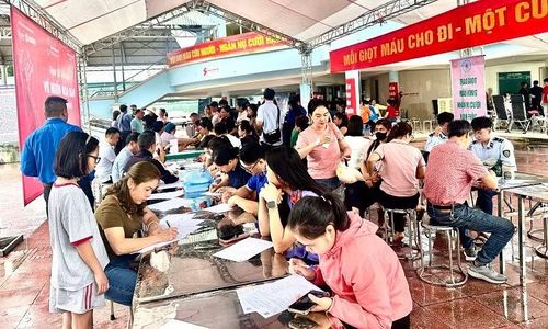 Trong sáng 24/7, có hàng trăm người dân các tổ dân phố trên địa bàn phường Điện Biên Phủ về đăng ký hiến máu ủng hộ chương trình Hành trình đỏ Việt Nam.