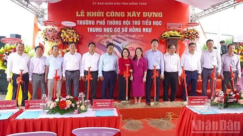 Đại biểu tham dự Lễ khởi công dự án Trường phổ thông nội trú liên cấp tiểu học và trung học cơ sở phường Hồng Ngự.