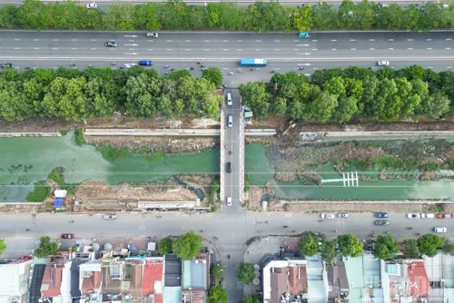 Nhiều đoạn rạch đã hoàn thiện, lòng rạch thông thoáng hơn rõ rệt. Trên một số đoạn còn lại, công nhân đang lắp dựng cốt thép và thi công các hạng mục cuối.