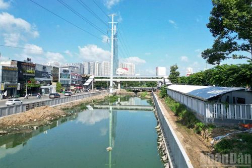Trên công trường, nhiều mũi thi công đồng loạt triển khai các hạng mục như: nạo vét lòng rạch, xây dựng tường chắn và hoàn thiện hệ thống kè hai bên bờ.