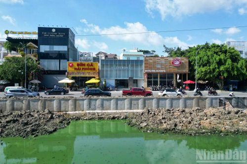 Nhiều đoạn đã cơ bản hoàn thành, lòng rạch được mở rộng, thông thoáng hơn. Tuy nhiên, tại một số vị trí, đơn vị thi công vẫn đang lắp dựng cốt thép và triển khai các hạng mục tiếp theo.