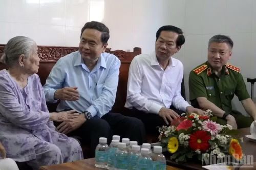 Chủ tịch Quốc hội Trần Thanh Mẫn ân cần hỏi thăm sức khỏe Bà mẹ Việt Nam Anh hùng Trần Thị Lưỡng (phường Tam Long, Thành phố Hồ Chí Minh). (Ảnh: ND)