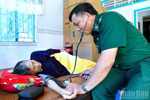 Quân y Đồn Biên phòng Nhà Mát khám bệnh, cấp thuốc miễn phí cho vợ Anh hùng Lực lượng vũ trang nhân dân Lý Hữu Trí (phường Bạc Liêu, tỉnh Cà Mau).