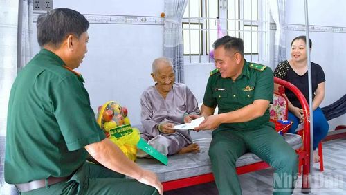 Cán bộ Đồn Biên phòng Nhà Mát thăm hỏi, động viên, tặng quà gia đình Anh hùng Lực lượng vũ trang nhân dân Trần Văn Sỹ (phường Bạc Liêu, tỉnh Cà Mau).