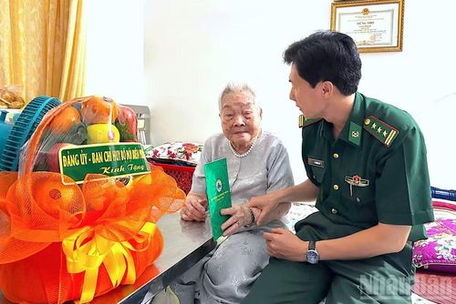 Đại diện Bộ đội Biên phòng tỉnh Cà Mau thăm hỏi, tặng quà Mẹ Việt Nam Anh hùng Lê Thị Chi (Khóm 8, phường Lý Văn Lâm, tỉnh Cà Mau).