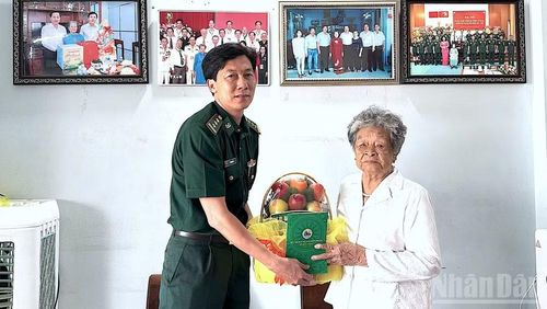 Thượng tá Lê Hoàng On, Phó Chủ nhiệm Chính trị Bộ đội Biên phòng Cà Mau thăm hỏi, tặng quà Mẹ Việt Nam Anh hùng Nguyễn Kim Mai (Khóm 7, phường Tân Thành, tỉnh Cà Mau).