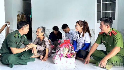 Đồn Biên phòng Cái Đôi Vàm phối hợp cùng địa phương thăm hỏi, động viên, tặng quà bà Nguyễn Thị Thắng (vợ liệt sĩ) ấp Tân Quãng Tây, xã Cái Đôi Vàm, tỉnh Cà Mau.