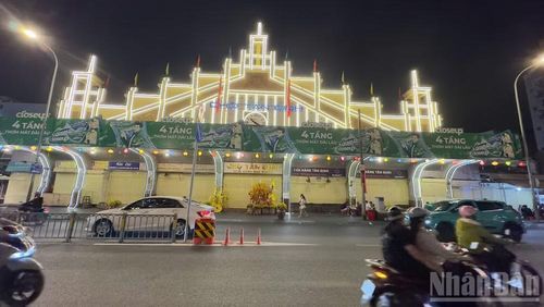 Chợ Tân Định được thắp sáng về đêm.