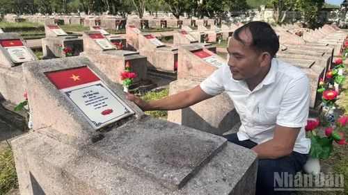 Đồng chí Bí thư chi bộ thôn Quyết Tiến (Can Lộc) bên phần mộ liệt sĩ Võ Tấn Thọ.