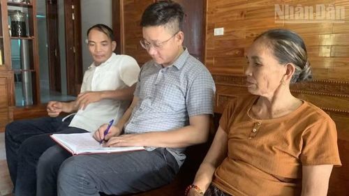 Tác giả trao đổi thông tin với đại diện Chi bộ thôn Quyết Tiến và gia đình liệt sĩ Võ Tấn Thọ tại nhà riêng của em gái liệt sĩ - bà Võ Thị Thảo.