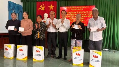 Đoàn công tác tặng quà cho gia đình chính sách tại xã Tân Thủy.