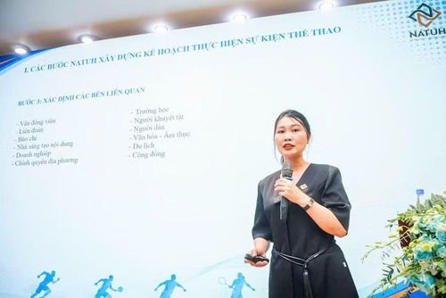 Bà Nguyễn Thị Thu Thủy - Chủ tịch kiêm Tổng Giám đốc Công ty cổ phần Đầu tư Natuh trình bày tham luận.