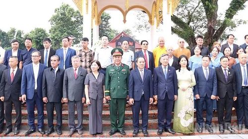Các đại biểu chụp ảnh lưu niệm tại Khu di tích Liên quân Lào-Việt Nam tại Bản Keun, tỉnh Vientiane, Lào. (Ảnh: DUY TOÀN)