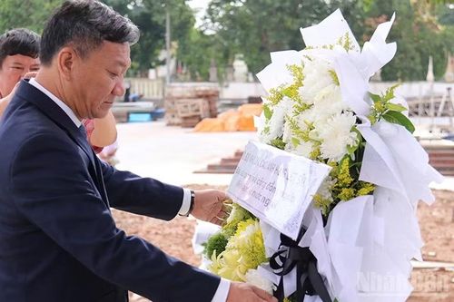 Đại sứ Việt Nam tại Lào Nguyễn Minh Tâm dâng hoa tại buổi lễ. (Ảnh: DUY TOÀN)