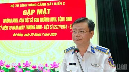 Đại tá Lê Huy, Chính ủy Vùng Cảnh sát biển 2 phát biểu tại buổi gặp mặt.