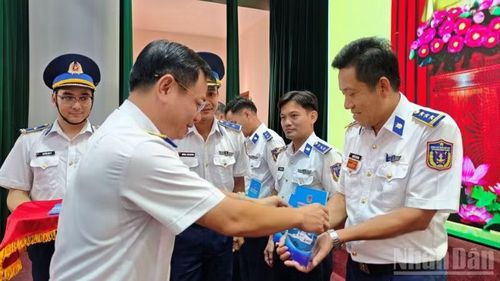 Đại tá Lê Huy, Chính ủy Vùng Cảnh sát biển 2 tặng quà cho các đồng chí thương binh, con liệt sĩ, con thương binh, con bệnh binh.