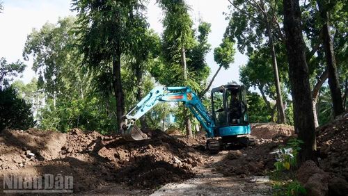 Máy đào san gạt đất đá quanh khu vực rãnh tìm kiếm.