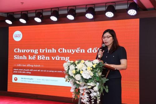 Bà Bùi Thị Duyên, Giám đốc SBCC Việt Nam hướng dẫn các cơ sở kinh doanh thịt chó, mèo chuyển đổi sinh kế.