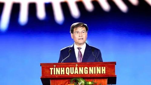 Chủ tịch Ủy ban nhân dân tỉnh Quảng Ninh Bùi Văn Khắng phát biểu khai mạc sự kiện.