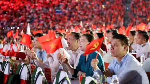 Các đại biểu cùng đông đảo nhân dân, du khách tham dự Chương trình nghệ thuật đặc biệt "Mãi mãi tuổi 20".