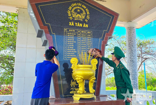 Cán bộ, chiến sĩ Đồn Biên phòng Rạch Gốc phối hợp với Đoàn Thanh niên địa phương vệ sinh khu tưởng niệm các anh hùng liệt sĩ xã Tân Ân, tỉnh Cà Mau.