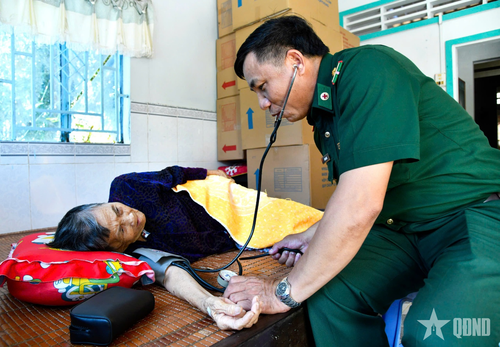 Quân y Đồn Biên phòng Nhà Mát (BĐBP tỉnh Cà Mau) khám bệnh, cấp thuốc miễn phí cho vợ Anh hùng LLVT nhân dân Lý Hữu Trí (phường Bạc Liêu).
