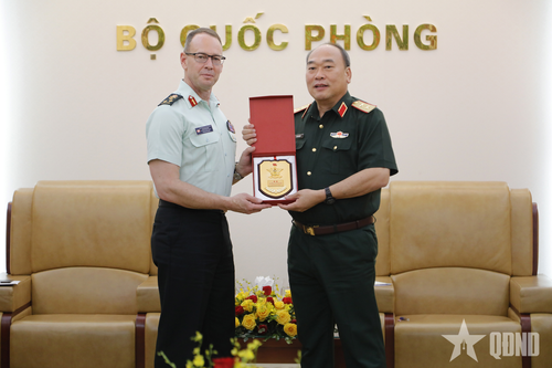 Trung tướng Lê Quang Đạo trao quà lưu niệm tặng Trung tướng Derek Macaulay. 