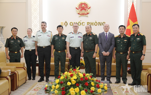Trung tướng Lê Quang Đạo, Trung tướng Derek Macaulay và các đại biểu tại cuộc tiếp. 