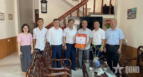 Các đồng chí lãnh đạo xã Quân Chu thăm, trao quà tặng các gia đình chính sách, người có công trên địa bàn xã.