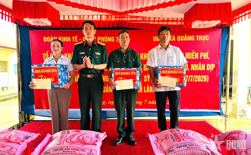 Đại tá Nguyễn Văn Huệ trao quà tặng thương bệnh binh, thân nhân liệt sĩ là nhân viên, người lao động của đơn vị.