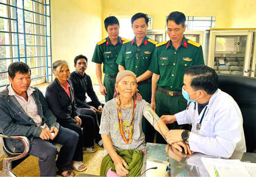 Bác sĩ Bệnh xá Quân dân y Đoàn Kinh tế - Quốc phòng 726 khám bệnh cho các thương, bệnh binh và gia đình chính sách trên địa bàn.