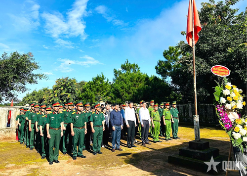 Đoàn Kinh tế - Quốc phòng 726 cùng các đơn vị dâng hương hoa tại Đài tưởng niệm xã Quảng Trực.