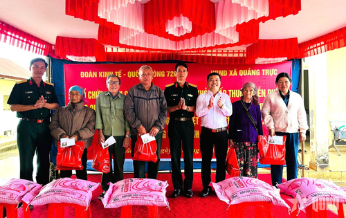 Đại diện chính quyền địa phương và các đơn vị trao quà tặng các gia đình chính sách trên địa bàn xã Quảng Trực.