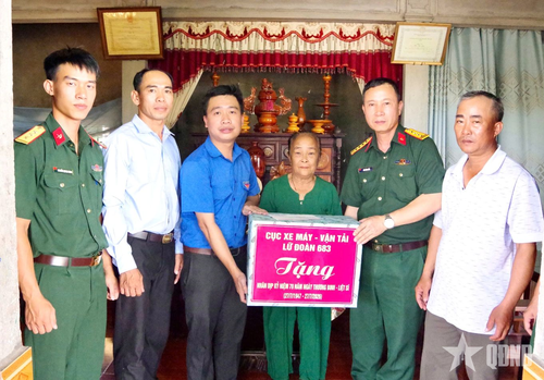  Đại tá Bùi Đăng Khỏa thăm hỏi, tặng quà các gia đình chính sách trên địa bàn xã Hiếu Giang, tỉnh Quảng Trị. 