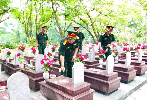  Đại tá Bùi Đăng Khỏa cùng cán bộ, chiến sĩ thắp hương tưởng niệm tại Nghĩa trang Liệt sĩ quốc gia Trường Sơn. 