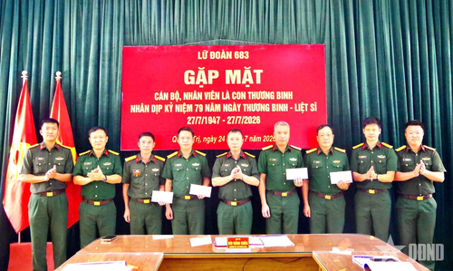  Đại tá Bùi Đăng Khỏa thăm hỏi, tặng quà cán bộ, nhân viên Lữ đoàn là con thương binh, bệnh binh. 