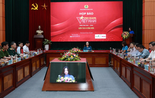 Quang cảnh buổi họp báo. 