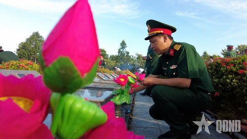 Cán bộ Sư đoàn 330 thắp hương tại Nghĩa trang Liệt sĩ tỉnh Vĩnh Long.