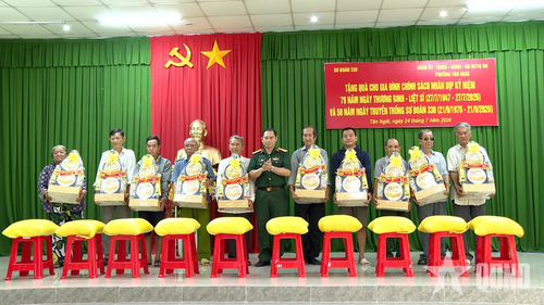 Sư đoàn 330 trao quà tặng các gia đình chính sách.