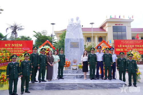 Cán bộ, chiến sĩ và nhân dân bên tượng đài Bác Hồ. 