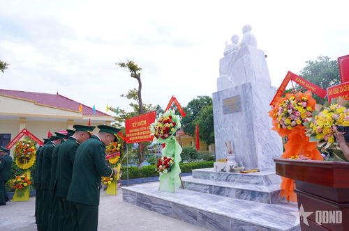 Cán bộ, chiến sĩ dâng hương tại tượng đài Bác Hồ. 