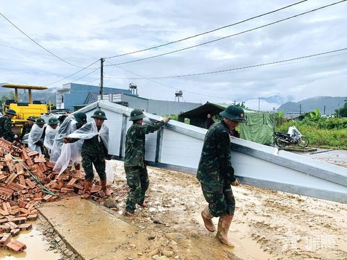 Vận chuyển vật liệu lắp ghép. 
