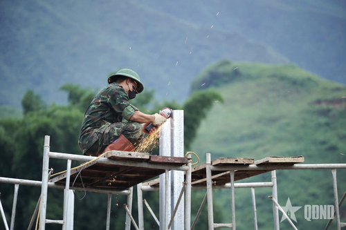 Chiến sĩ Trung đoàn 880 (Bộ CHQS tỉnh Lai Châu) thực hiện khâu hàn liên kết cột nhà.