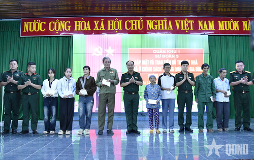 Đoàn công tác Sư đoàn 3 trao quà tặng các gia đình chính sách tại buổi gặp mặt. 