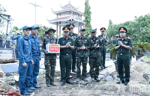 Đoàn công tác Sư đoàn 3 động viên các đơn vị làm nhiệm vụ quy tập và xác định danh tính hài cốt liệt sĩ. Ảnh: ĐÌNH QUÂN 