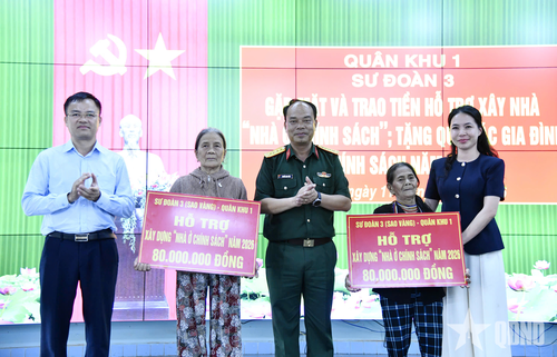 Chỉ huy Sư đoàn 3 cùng lãnh đạo xã Chi Lăng và xã Kép trao tượng trưng kinh phí hỗ trợ xây dựng "Nhà ở chính sách" đến các đối tượng trên địa bàn tỉnh Gia Lai. 
