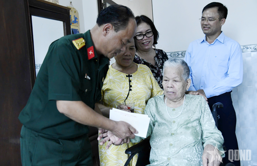  Đoàn công tác Sư đoàn 3 đến thăm hỏi, trao quà tặng gia đình chính sách. Ảnh: ĐÌNH QUÂN