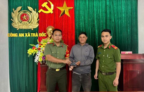 Anh Tài giao nộp tài sản nhặt được cho Công an xã Trà Đốc.