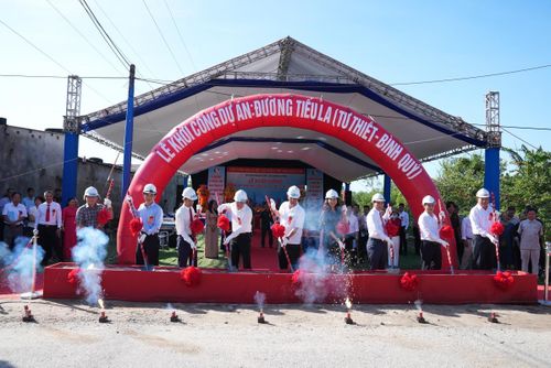 Lãnh đạo thành phố, sở, ngành thực hiện nghi thức khởi công dự án với tổng vốn gần 26,5 tỷ đồng.